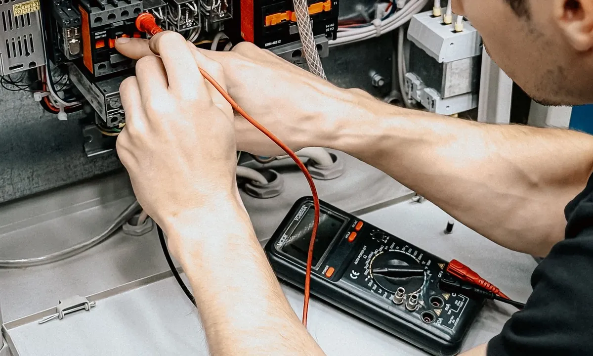 Mesure sur un tableau électrique avec un multimètre